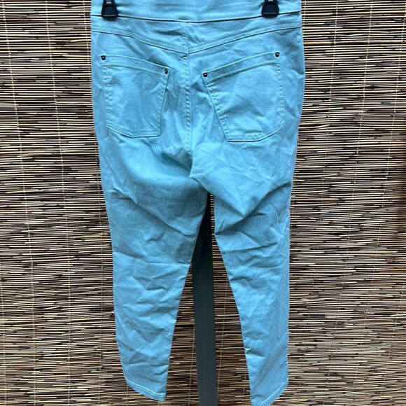 Hue Women's Classic‎ Smooth Denim Capris Size L - Picture 3 of 3